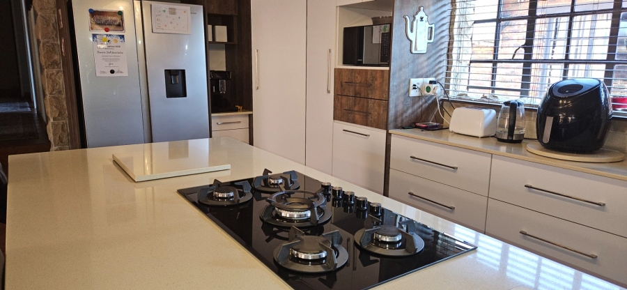 5 Bedroom Property for Sale in Langenhovenpark Free State